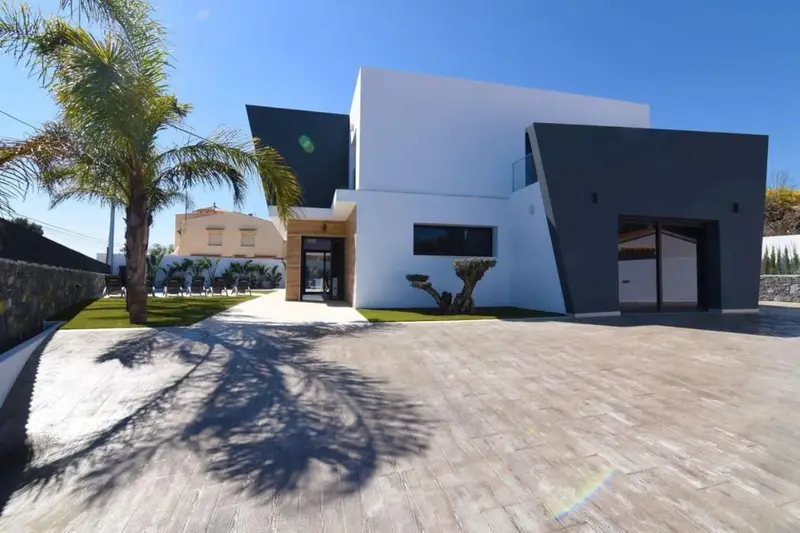 Chalet en Venta Calpe con Piscina Privada y 6 Dormitorios