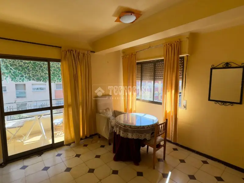 Piso en Venta en Málaga: 3 Dormitorios, Salón y Terraza