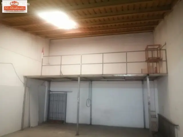 Local Comercial con Vado en Zona Industrial