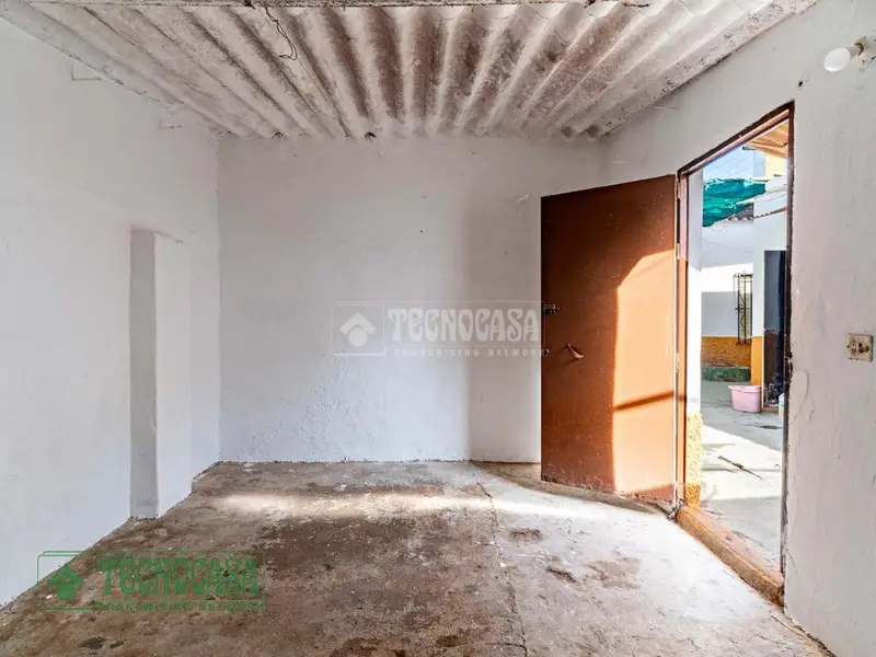 Casa en Venta en Alora: Dos Viviendas, Patio y Barbacoa