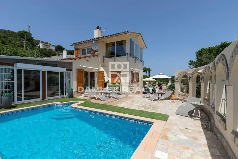 Chalet en Serra Brava con Vistas al Mar y Piscina
