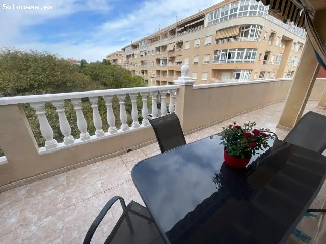Atico en Torrevieja con terraza y vistas al parque