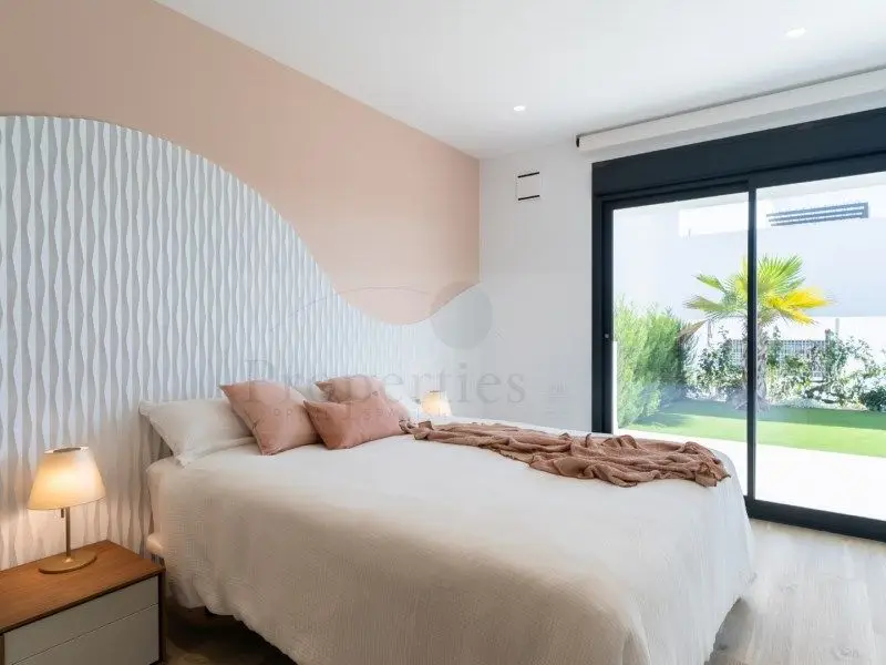 Apartamento en Los Arenales del Sol con Piscina