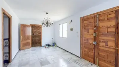Piso y Local en Escúzar con Patio y Trastero