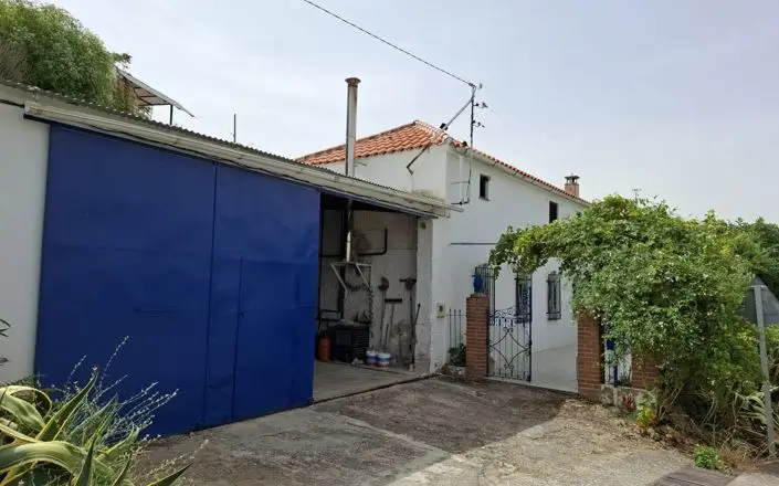 Casa de 4 dormitorios en venta cerca de Iznajar