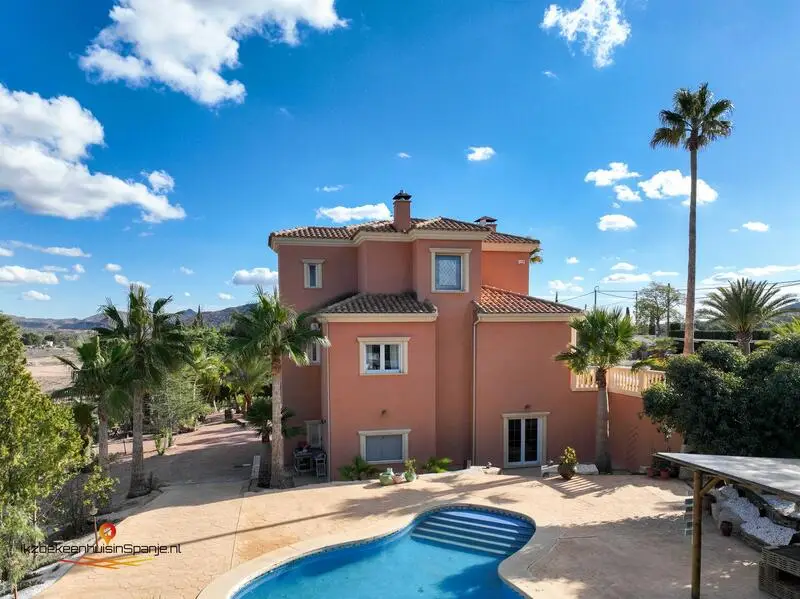 Villa en Monovar con Vistas Impresionantes y Establos