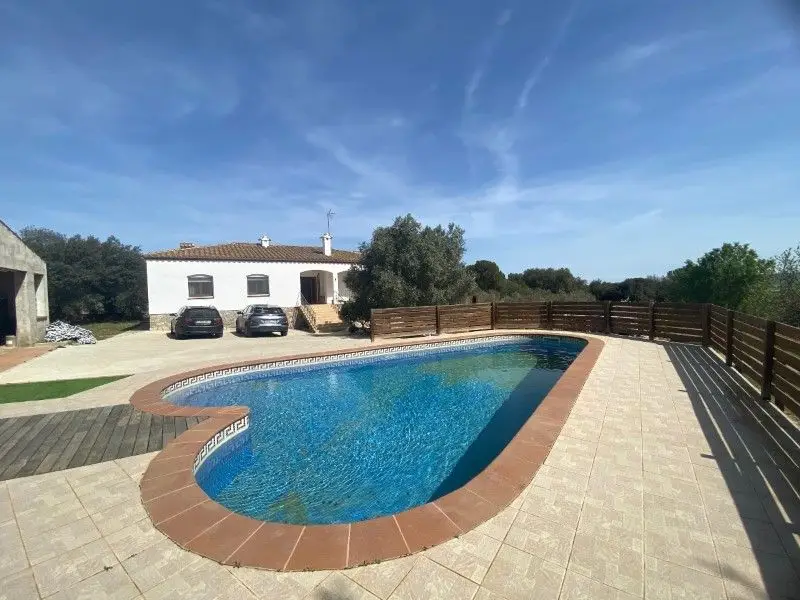 Casa con Garaje y Piscina en La Tallada dEmporda