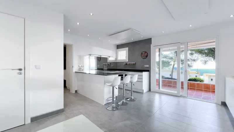 Apartamento en Tolleric con Vistas al Mar Renovado Amueblado