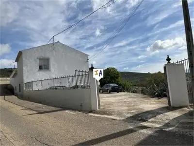 Cortijo con 5 Dormitorios y Gran Terreno en Llanos de Don Juan