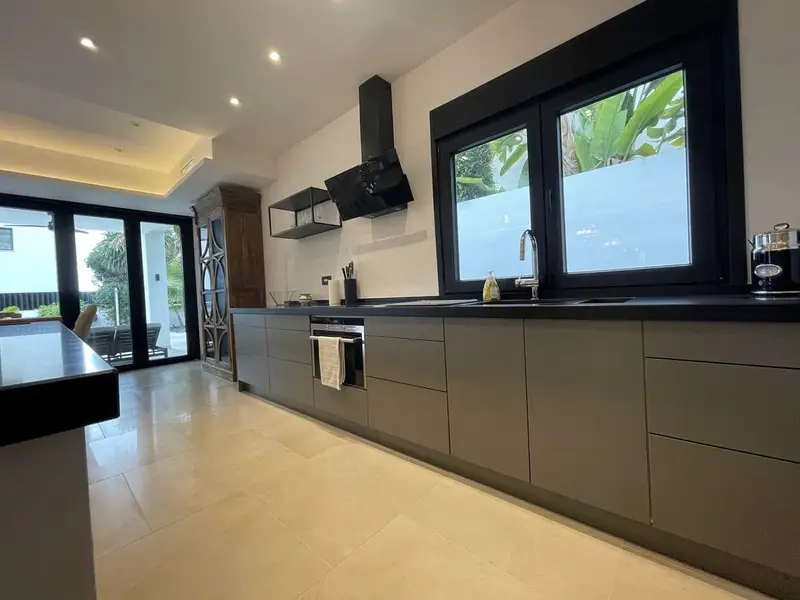 Chalet en Marbesa con Piscina y Acceso a la Playa