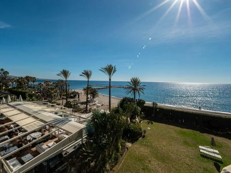 Apartamento en Puerto Banus 2 Dormitorios Primera Linea de Playa