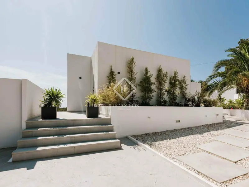 Chalet en venta en Ibiza: Villa moderna con piscina y vistas al mar