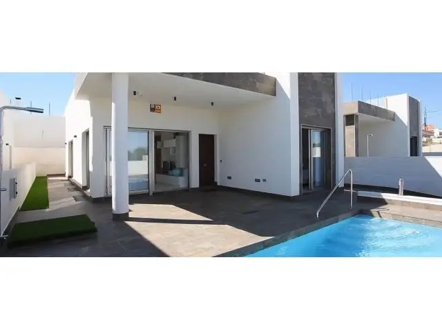 Villa en Orihuela Costa: Lujo, Piscina Privada y Vistas Impresionantes