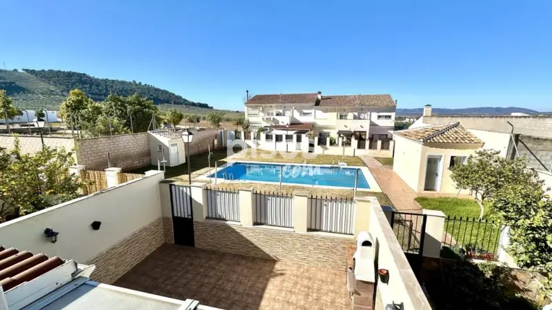 Chalet Adosado en Humilladero con Piscina y Barbacoa