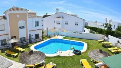 Apartamento en Nerja con Terraza Piscina Wifi y Parking Cerca de la Playa