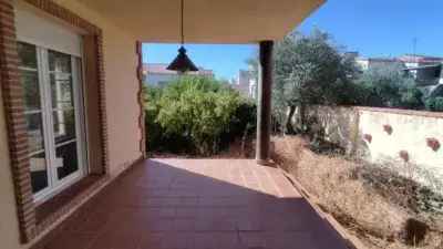 Casa en Venta en Serradilla 365m2 3 Plantas Jardin Chimenea