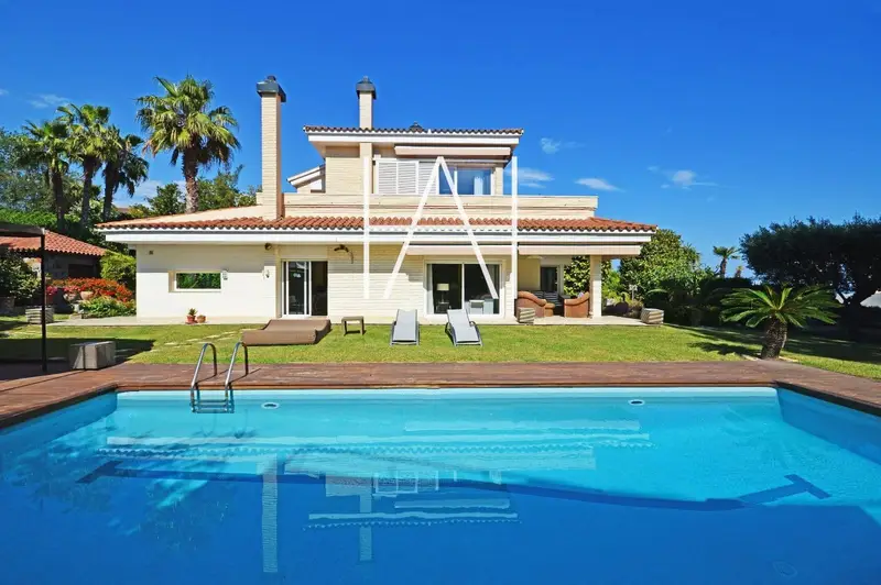 Chalet de Lujo en Alella con Piscina y Jardin