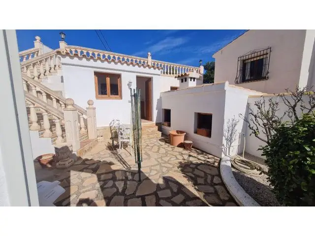 Chalet en Venta Calpe con 2 Apartamentos Independientes y Piscina
