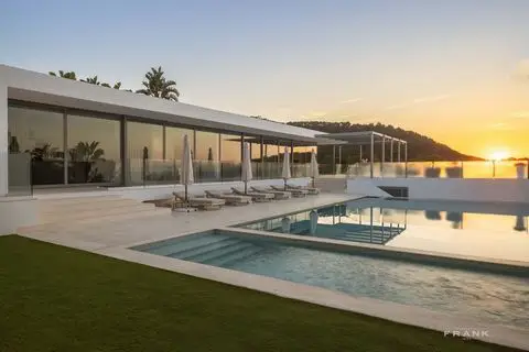 Villa de Lujo en Ibiza con 7 Dormitorios y Vistas al Mar