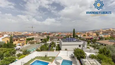 Casa en Venta en Ogijares con Piscina y Placas Solares