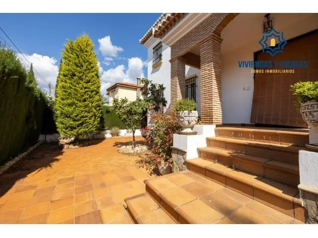 Chalet Independiente en Otura con Piscina y Jardin