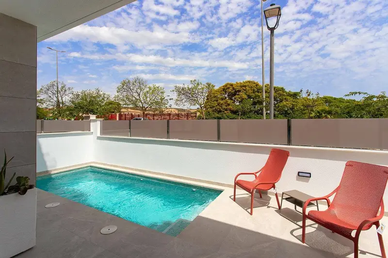 Villa en Venta Murcia: Moderna, 3 Dormitorios, Piscina y Solarium