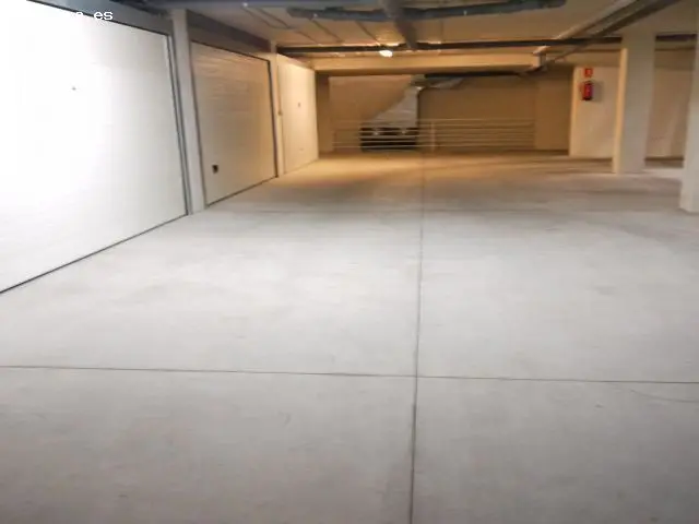 Amplia Parcela de Garaje para Dos Coches Cerca de la Playa