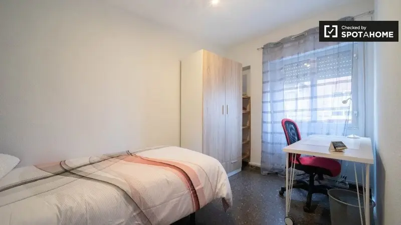 Calle de La del Manojo de Rosas, Madrid, Community of Madrid 28041