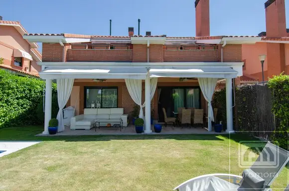Chalet Adosado con Piscina Privada en El Encinar