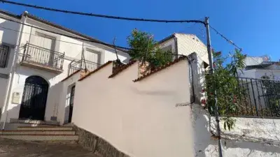 Chalet en venta en Tozar Granada con 4 dormitorios y patio