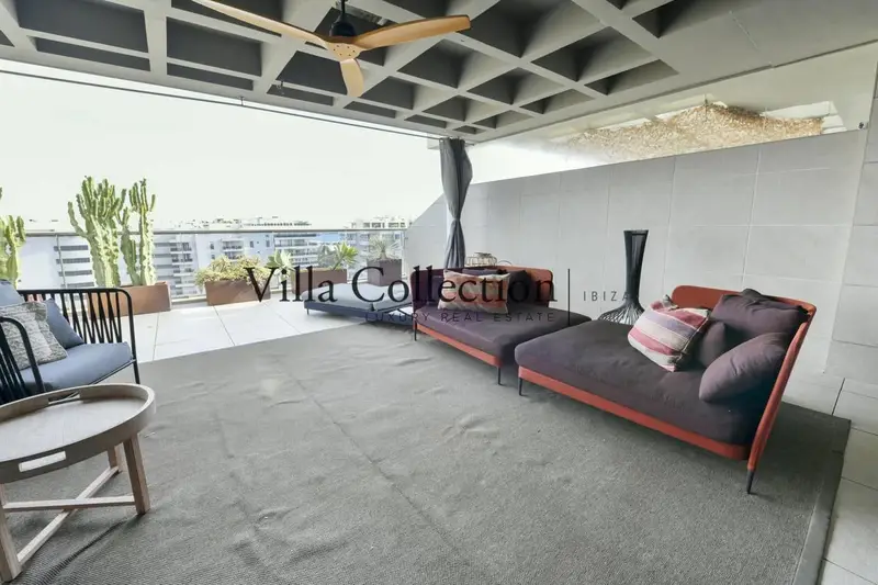 Lujo en Ibiza: Ático con Vistas al Mar y Piscina