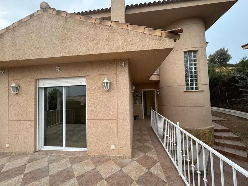 Chalet en Riba roja de Turia con piscina y jardin