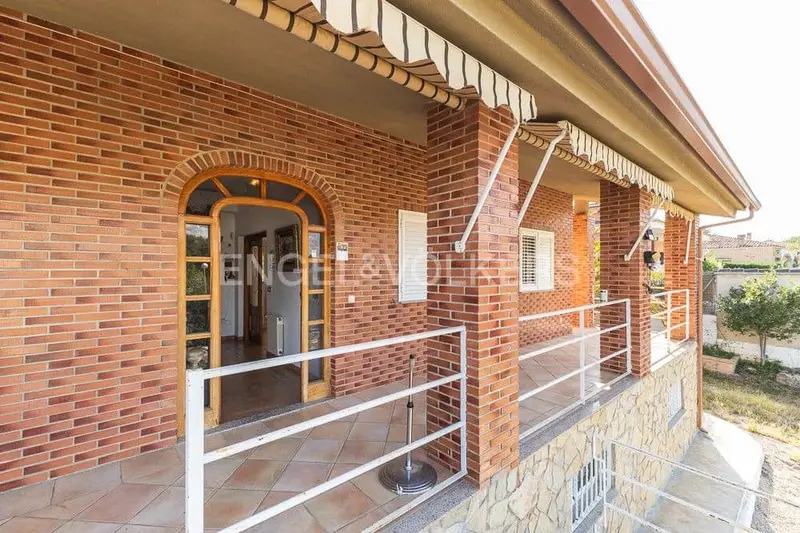 Chalet en Venta en Chiva Valencia Amplio Con Jardin y Piscina