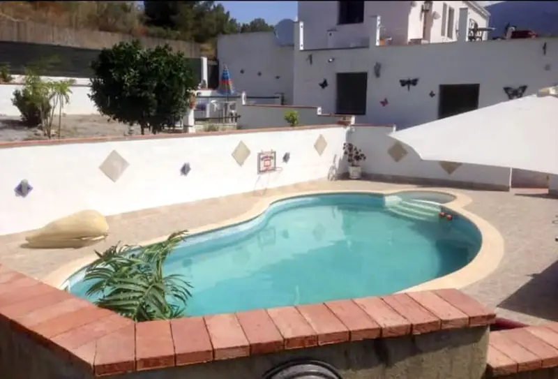 Chalet en venta Velez de Benaudalla con piscina y apartamento turistico