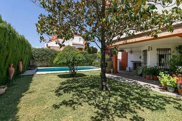 Casa en venta en Granada: 5 dormitorios, piscina y vistas a Sierra Nevada
