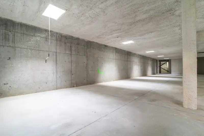 Local Comercial 900m2 con Aparcamiento en Oviedo
