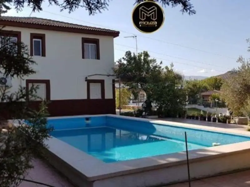 Chalet con Piscina en Jaén cerca de Carrefour