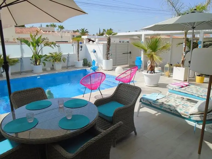 Villa 3 Dormitorios El Chaparral Piscina Climatizada Amueblada