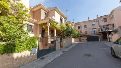 Casa Adosada en La Zubia: 3 Dormitorios, Patio y Sótano