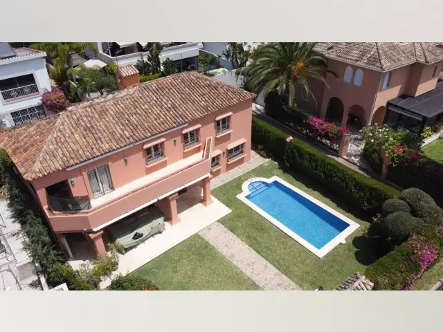 Chalet en Milla de Oro Marbella 5 Dormitorios 5 Baños Lujo