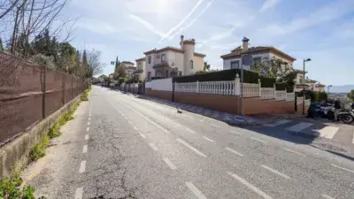 Chalet en Venta en La Zubia  Moderno con Piscina y Jardin