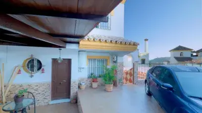Chalet Adosado en Vina Malaga con Piscina Privada y Aparcamiento