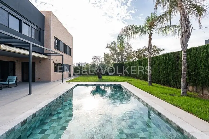 Chalet en Bétera con Piscina y Jardín Reformado