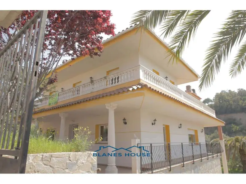 Chalet en Venta Los Pinares Lloret de Mar con Piscina y Gran Jardin