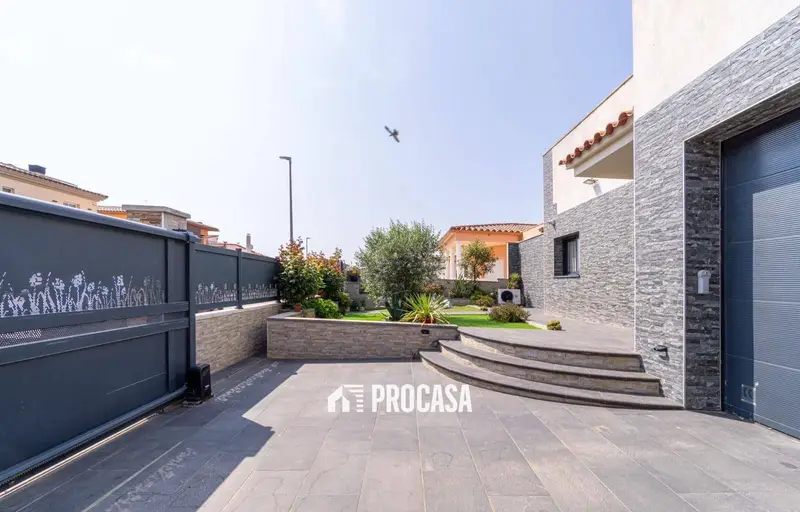 Chalet en Venta Empuriabrava 3 Dormitorios Piscina Garaje