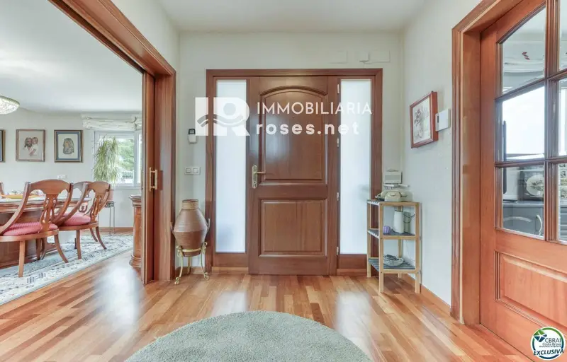 Chalet en venta en Roses Girona con piscina y amplio terreno