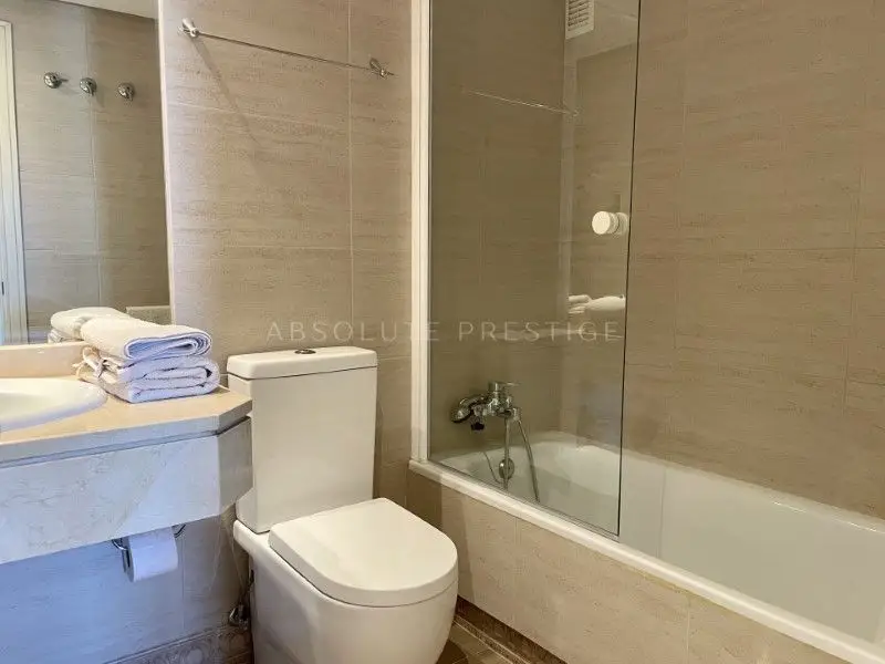 Apartamento en Puerto Banús con Terraza y Vistas Impresionantes