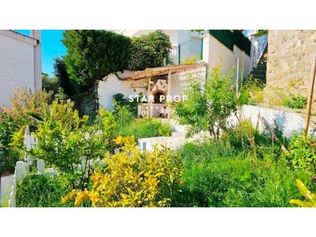 Casa en Llançà con 2 Pisos Independientes - 5 Habitaciones y Jardín