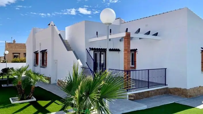Villa en Venta 3 Dormitorios Piscina Privada Cerca de la Playa