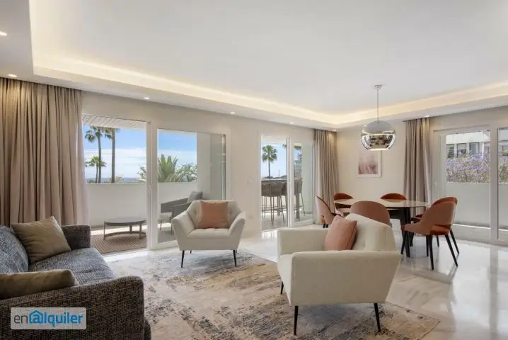 Apartamento de Lujo en Marbella Pueblo con Piscina